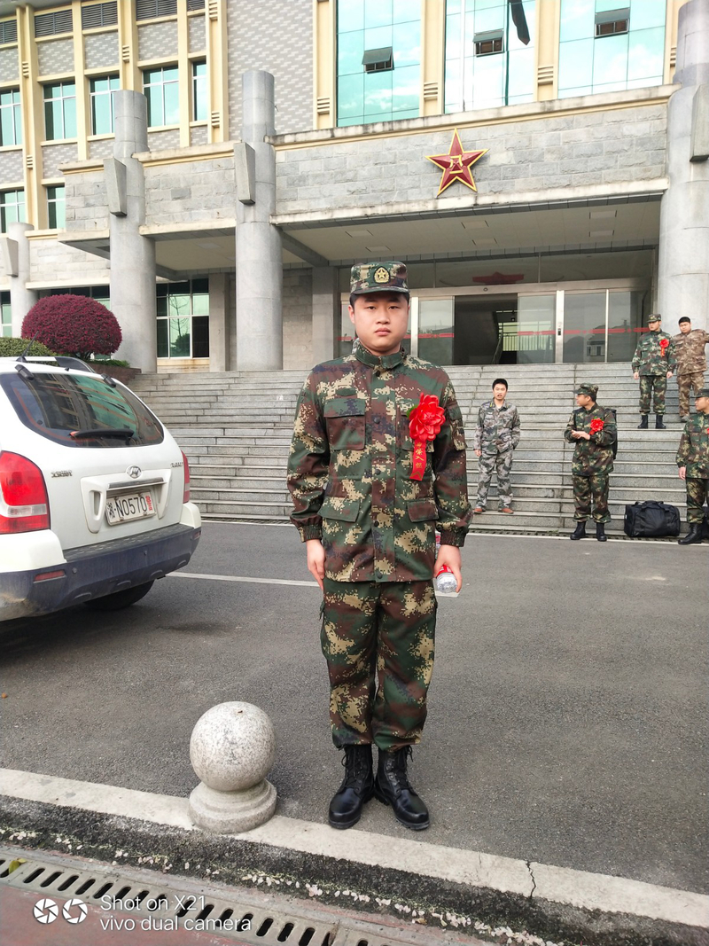 5、图为郭涛同学2021年3月第二次入伍前在武装部前留影.jpg
