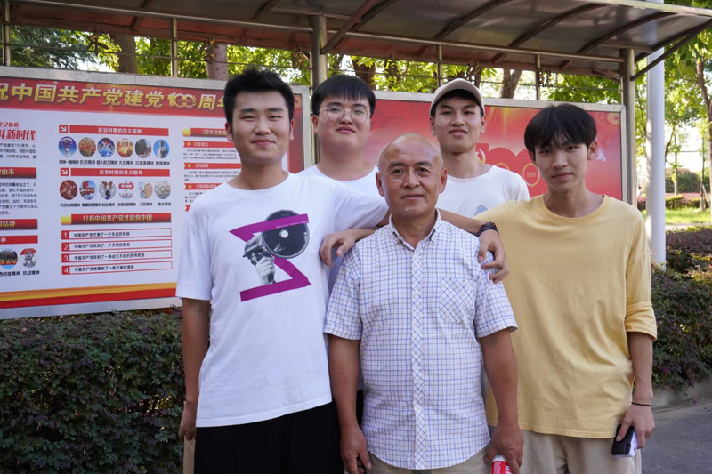 4、李江涵在怀职与老师、同学合影.jpg