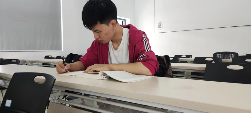 3、李江涵在湘潭理工学院学习照片.jpg