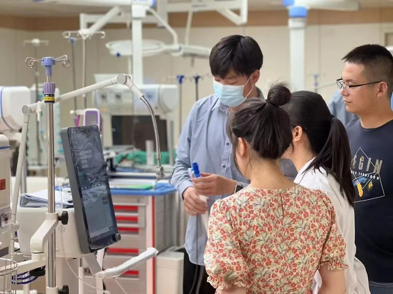 1、张浩在郑州大学第一附属医院医学模拟中心展示三款新型呼吸机.jpg